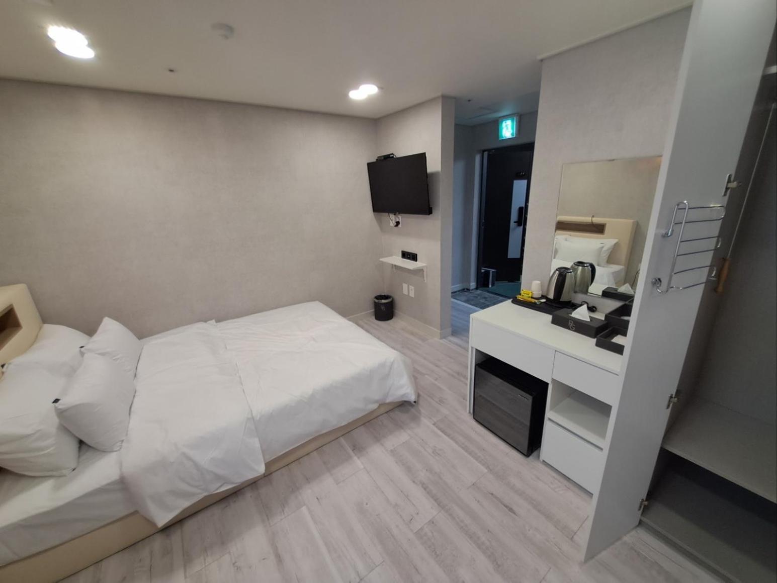 Regen Capsule hotel *